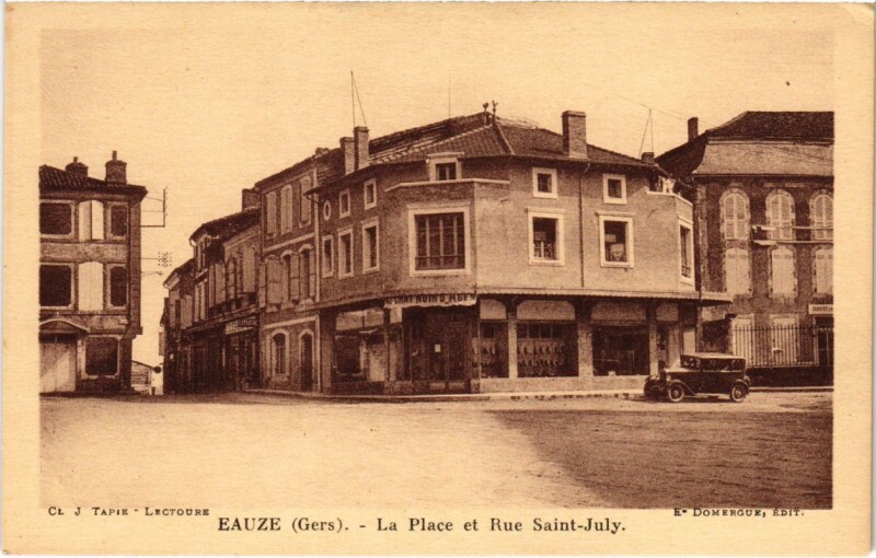 Carte postale ancienne Eauze - La Place et Rue Saint-July à Eauze