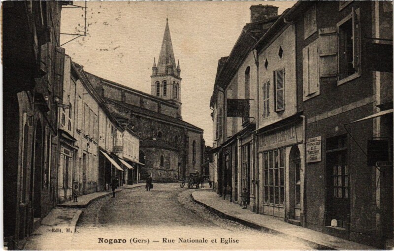 Carte postale ancienne Nogaro - Rue Nationale et Eglise à Nogaro