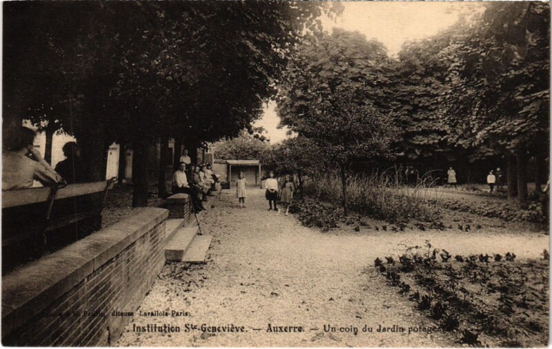 Carte postale ancienne Auxerre - Un coin du Jardin potagency à Auxerre
