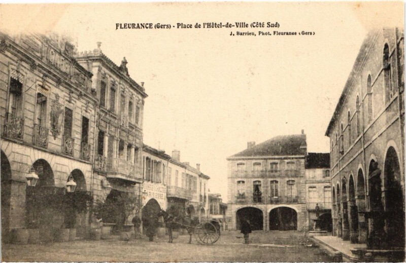 Carte postale ancienne Fleurance - Place de l'Hotel-de-Ville à Fleurance