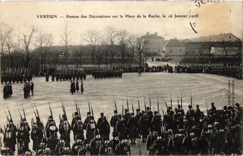Carte postale ancienne Militaire Verdun - Remise des Décorations sur la Place à Verdun