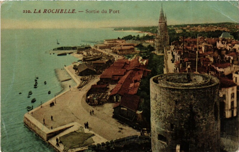 Carte postale ancienne La Rochelle - Sortie du Port à La Rochelle