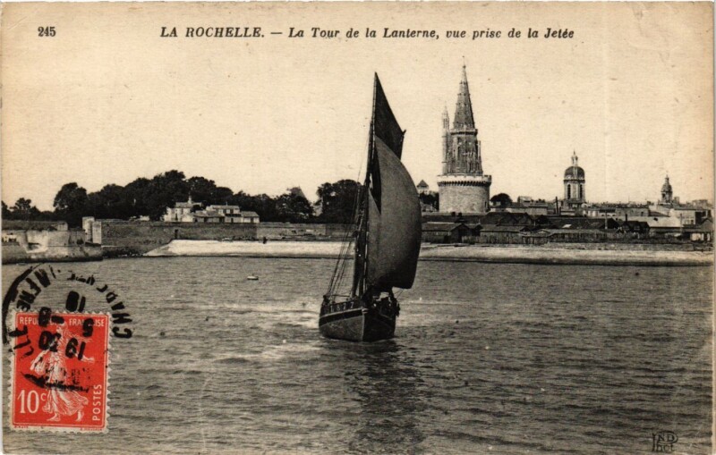 Carte postale ancienne La Rochelle - La Tour de la Lanterne vue prise de la Jetée à La Rochelle