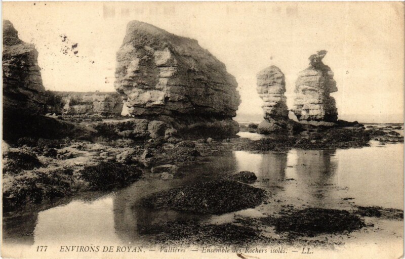 Carte postale ancienne Environs de Royan - Vallieres - Ensemble des Rochers isolés à Royan
