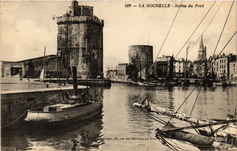 Carte postale ancienne La Rochelle - Sortie du Port à La Rochelle