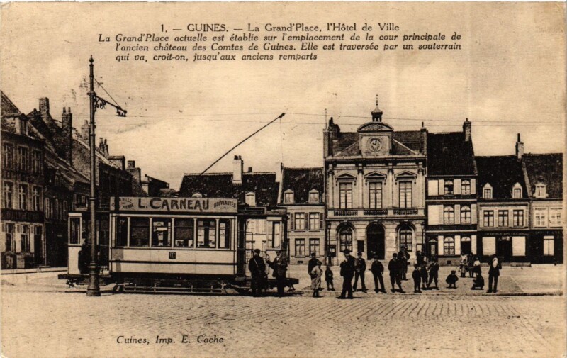 Carte postale ancienne Guines - La Grand'Place Hotel de Ville à Guînes