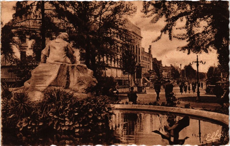 Carte postale ancienne Haute-Garonne Toulouse Square Wilson à Toulouse
