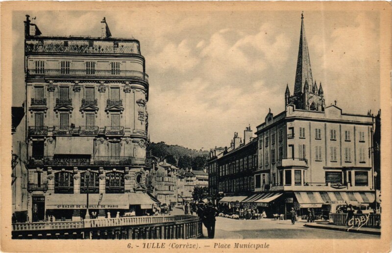 Carte postale ancienne Correze Tulle Place Municipale pont à Tulle