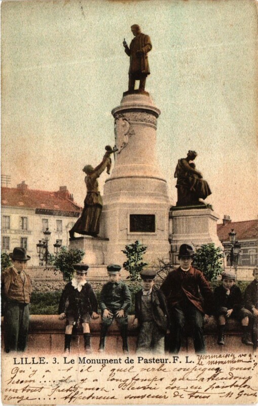 Carte postale ancienne Nord Lille Le Monument de Pasteur enfants à Lille