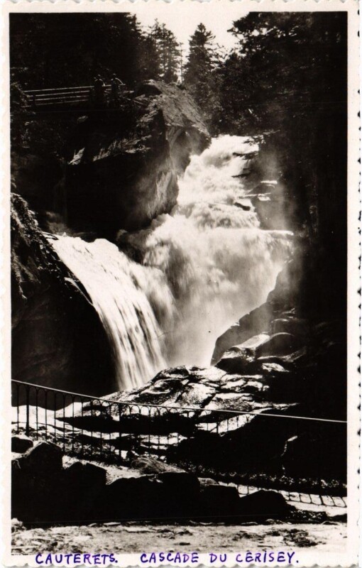 Carte postale ancienne Cauterets Cascade du Cerisey à Cauterets