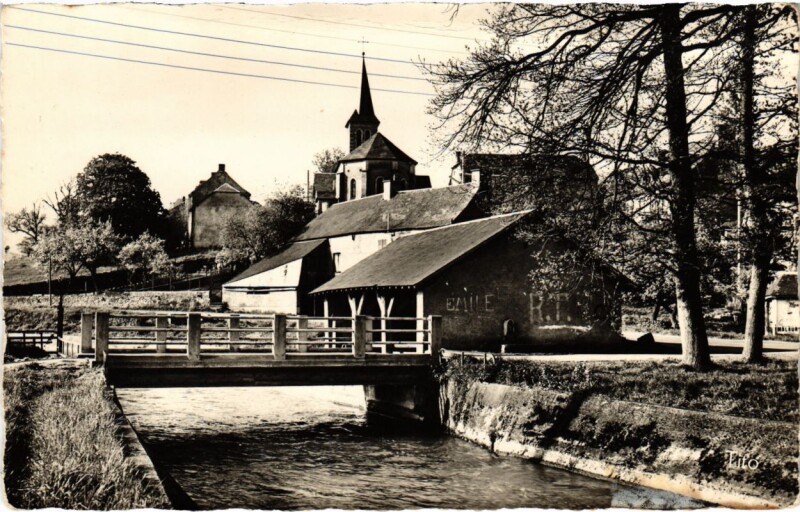 Carte postale ancienne Heches - Le Canal de la Neste - L'Eglise à Hèches