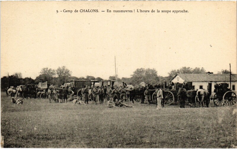 Carte postale ancienne Militaire - Camp de Chalons - En manoeuvres! L'Heure de la