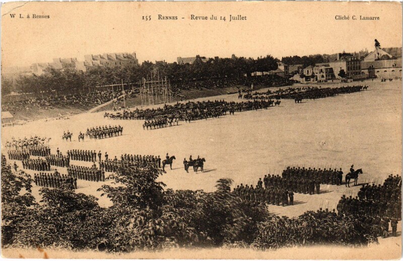 Carte postale ancienne Militaire - Rennes - Revue du 14 Juillet à Rennes