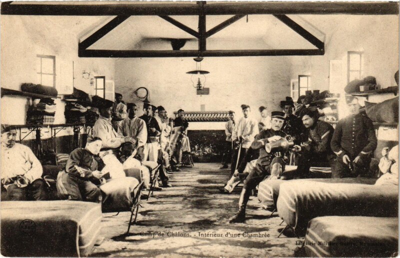 Carte postale ancienne Militaire - Camp de Chalons - Interieur d'une Chambrée