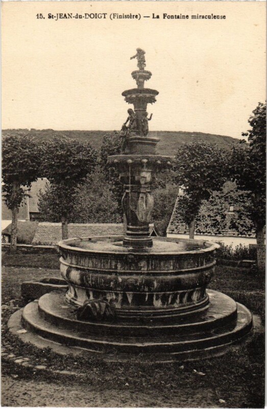 Carte postale ancienne Saint-Jean-du-Doigt - La Fontaine Miraculeuse à Saint-Jean-du-Doigt