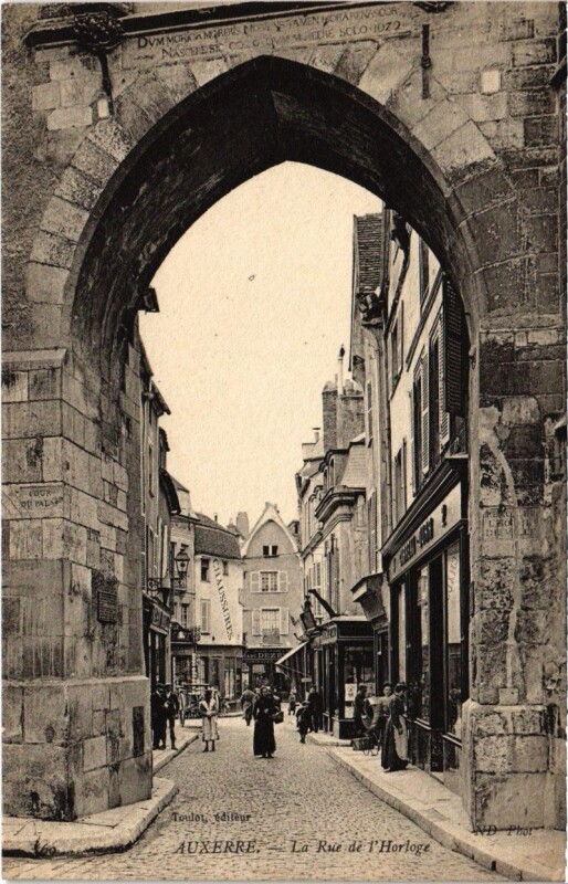 Carte postale ancienne Auxerre - La Rue de l'Horloge à Auxerre