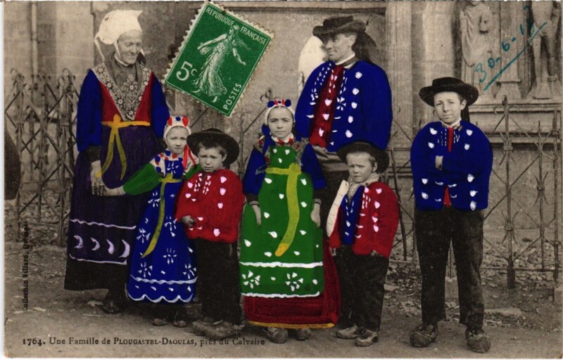 Carte postale ancienne Plougastel Daoulas- Une Famille France à Daoulas