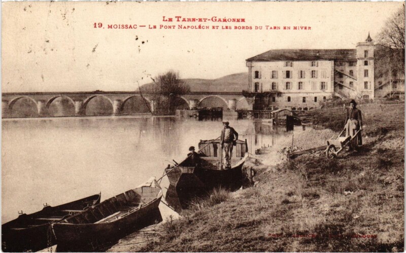 Carte postale ancienne Moissac Le Pont Napoleon et les Bords à Moissac