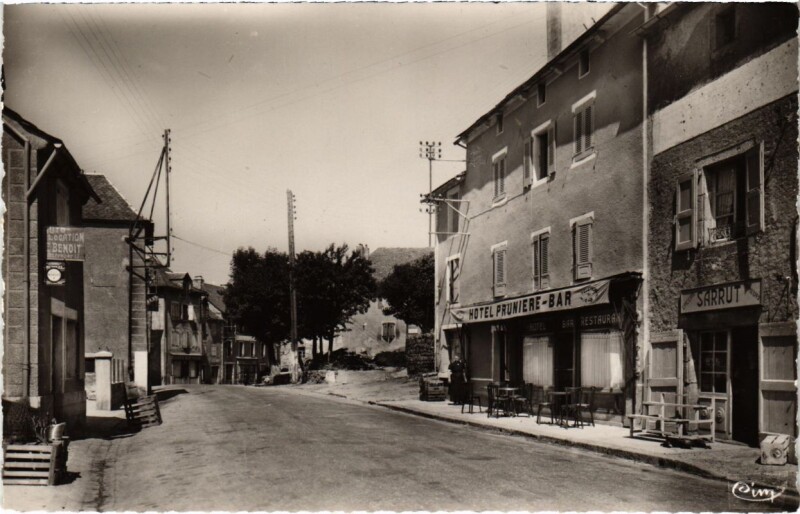 Carte postale ancienne Aumont - Rue principale