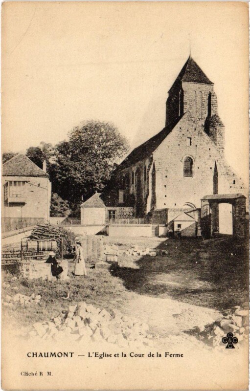 Carte postale ancienne Chaumont - L'Eglise et la Cour de la ferme à Chaumont