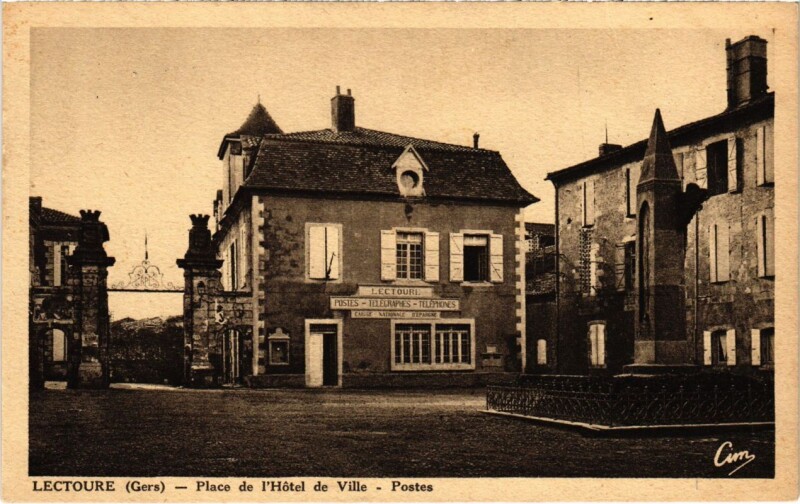 Carte postale ancienne Lectoure - Place de l'Hotel de Ville à Lectoure