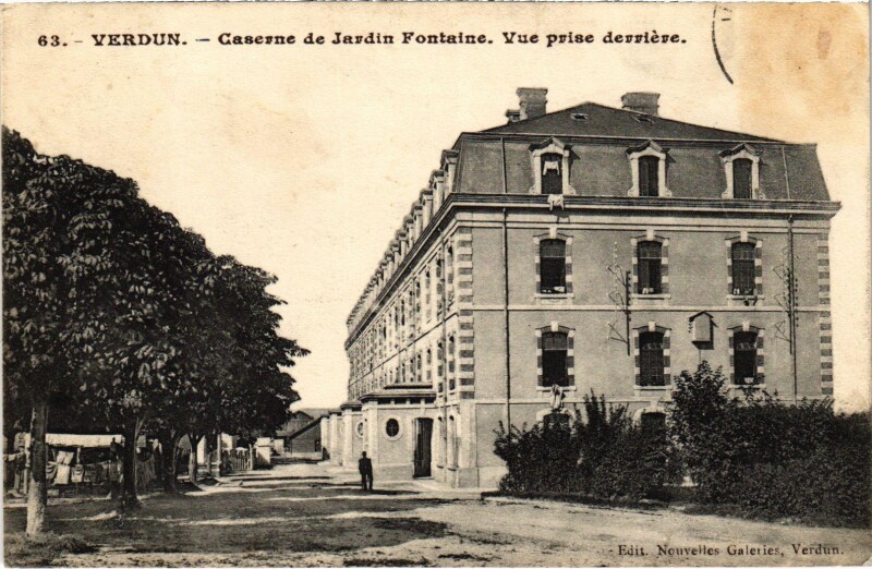 Carte postale ancienne Militaire Verdun - Caserne de Jardin Fontaine. Vue prise à Verdun