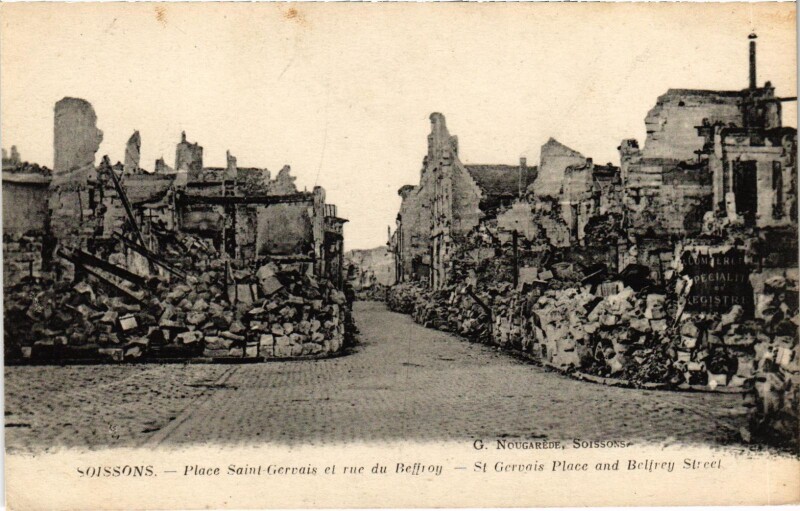 Carte postale ancienne Militaire Soissons - Place Saint-Gervais et rue du Beffroy à Soissons
