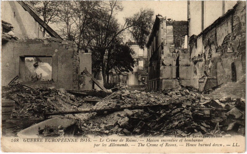 Carte postale ancienne Militaire - Le Crime de Reims - Maison incendiée et bombardée à Reims