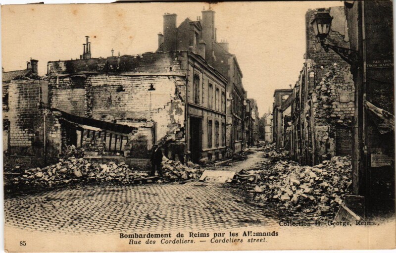 Carte postale ancienne Militaire - Bombardement de Reims par les Allemands - Rue des à Reims