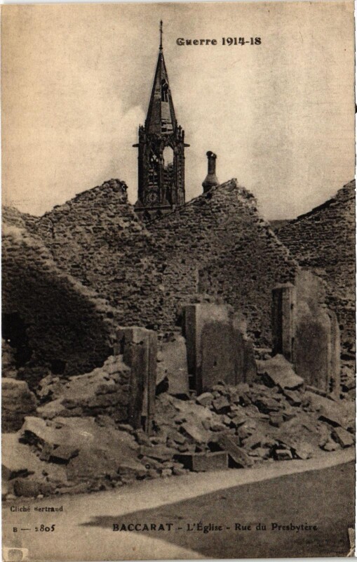 Carte postale ancienne Militaire Baccarat - L'Eglise - Rue du Presbytére à Baccarat