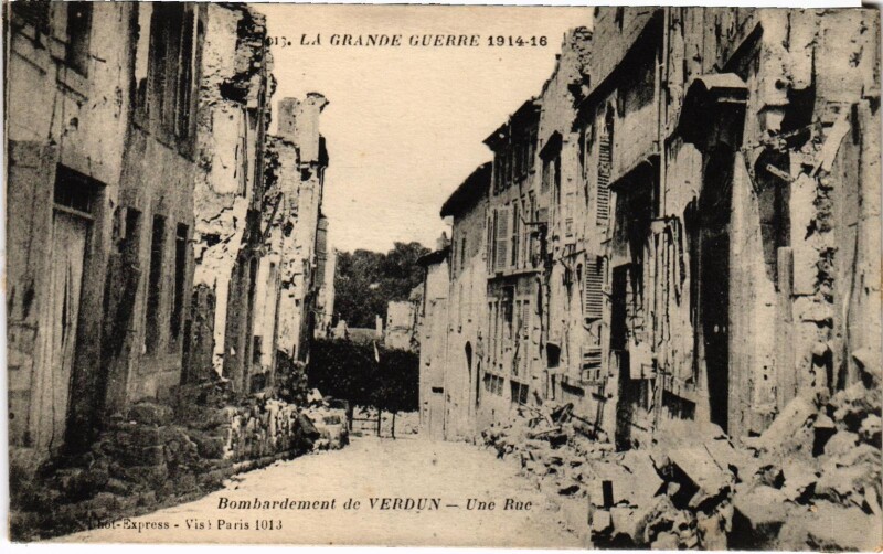 Carte postale ancienne Militaire Verdun - Bombardement - Une Rue à Verdun