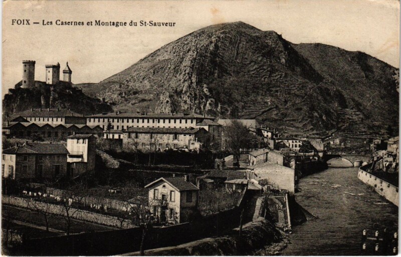 Carte postale ancienne Foix- Les Casernes et Montagne du Saint-Sauveur France