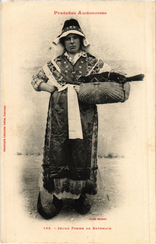 Carte postale ancienne Jeune Femme de Bethmale France à Bethmale