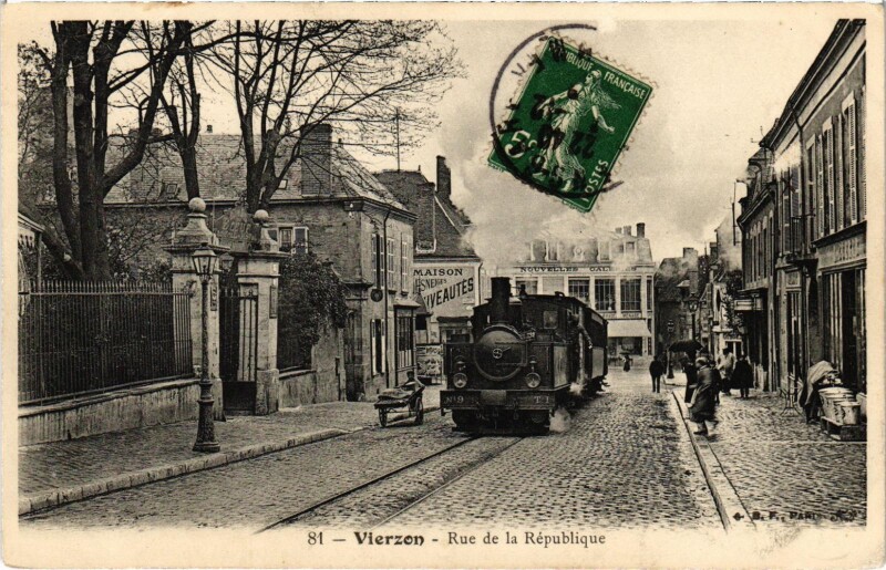 Carte postale ancienne Vierzon Rue de la Republique Tram Vapeur à Vierzon
