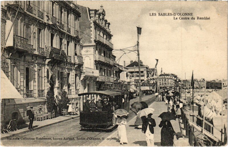 Carte postale ancienne Les Sables D'Olonne Le Centre du Remblai Tram Vapeur aux Sables-d'Olonne