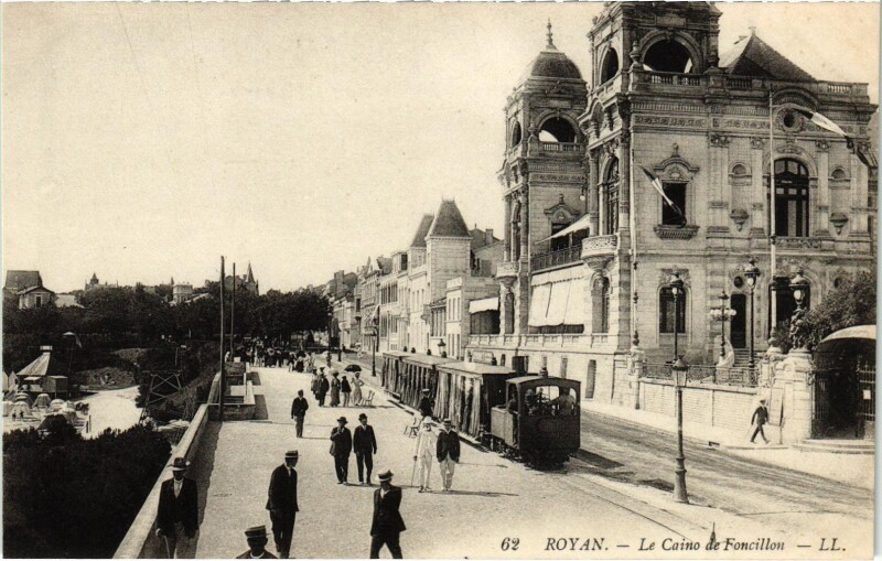 Carte postale ancienne Royan Le Casino de Foncillon Tram Vapeur à Royan