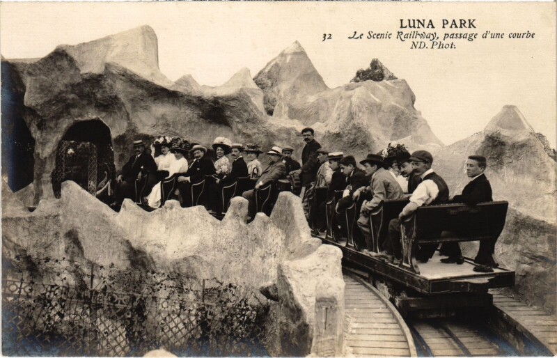 Carte postale ancienne Luna Park - Le Scenic Railway à Paris 17e