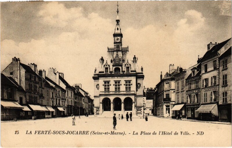 Carte postale ancienne La Ferte sous Jouarre Place de la Hotel de Ville à Jouarre