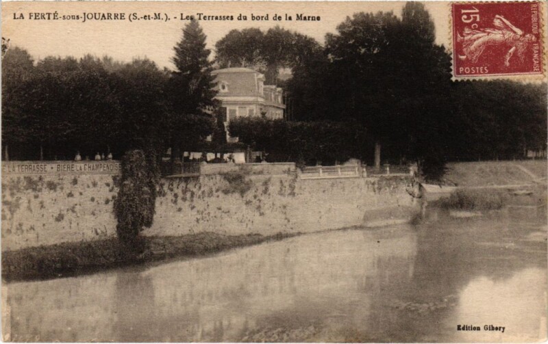 Carte postale ancienne La Ferte sous Jouarre Les Terrasses du bord de la Marne à Jouarre