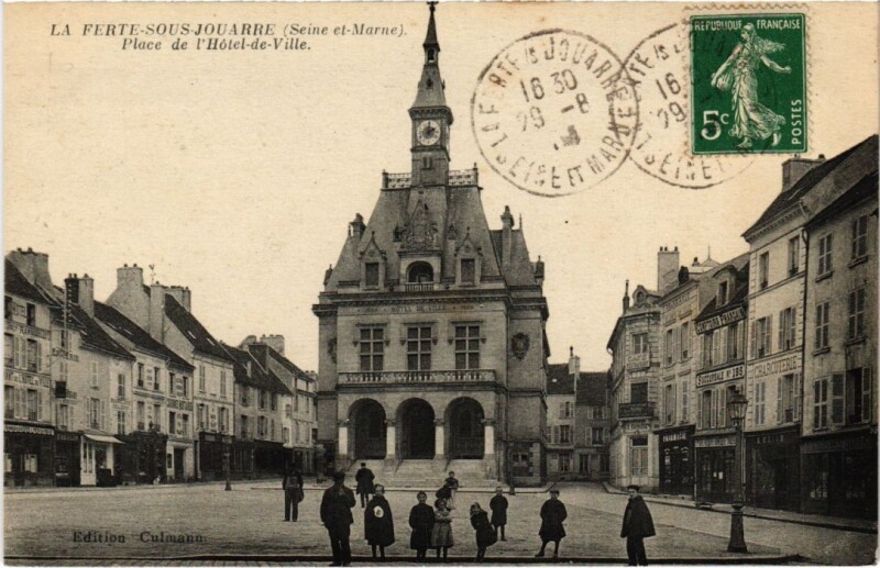 Carte postale ancienne La Ferte sous Jouarre Place de la Hotel de Ville à Jouarre