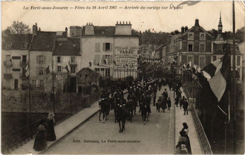 Carte postale ancienne La Ferte sous Jouarre Arrivee du cortege sur le pont à Jouarre