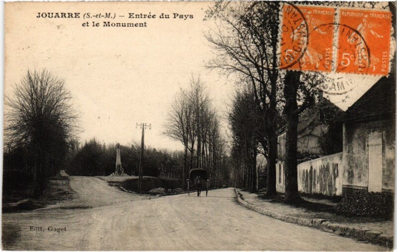Carte postale ancienne La Ferte sous Jouarre Entree du Pays et le Monument à Jouarre