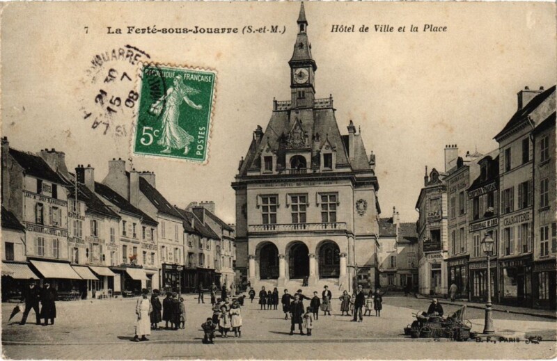 Carte postale ancienne La Ferte sous Jouarre Hotel de Ville et la Place à Jouarre