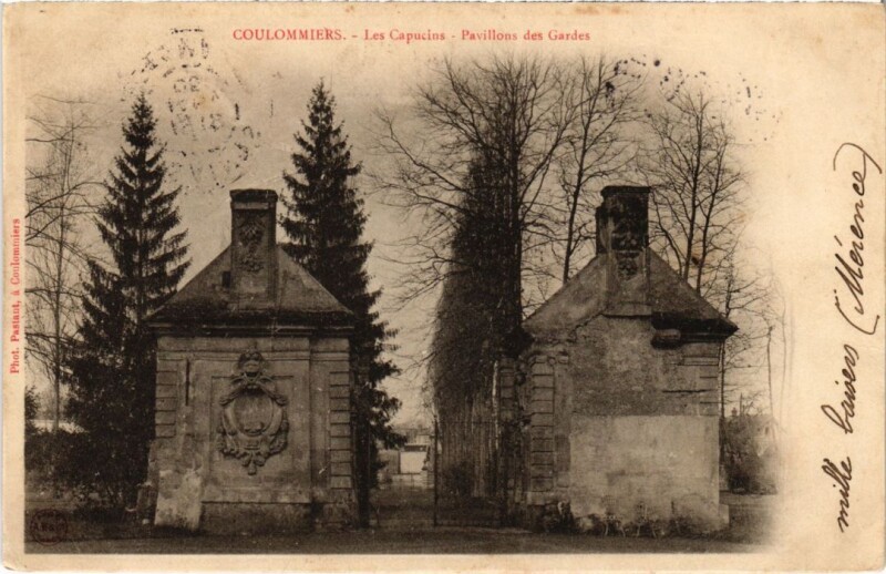 Carte postale ancienne Coulommiers Les Capucins Pavillons des Gardes à Coulommiers