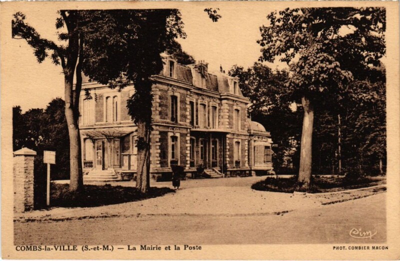 Carte postale ancienne Combs la Ville La Mairie et la Poste à Combs-la-Ville