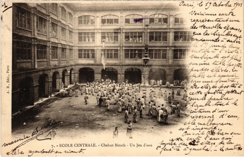 Carte postale ancienne Paris 3e Ecole Centrale Chahut Bizuth un jeu d'eau à Paris 3e