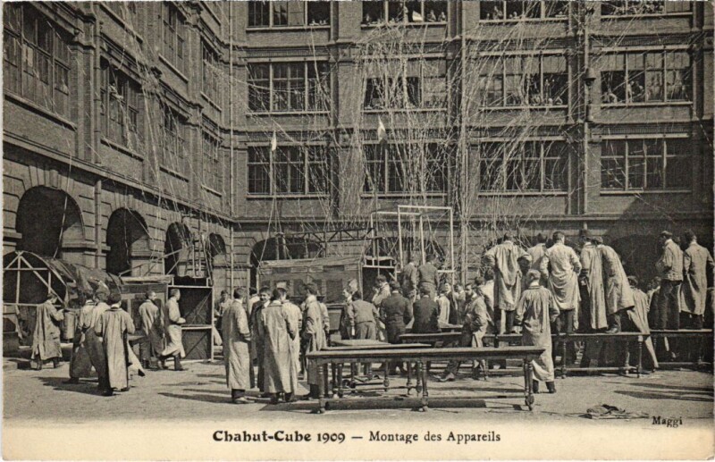 Carte postale ancienne Paris 3e Ecole Centrale Chahut Cube 1909 Montage des Appareils à Paris 3e