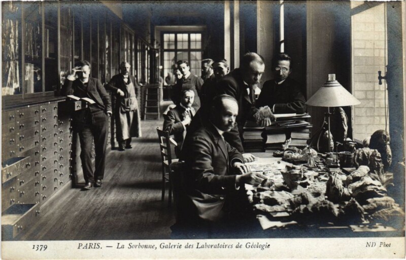 Carte postale ancienne Paris 5e la Sorbonne galerie des Laboratoires de Geologie à Paris 5e