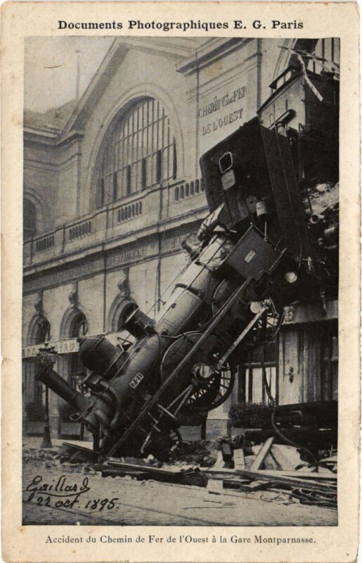 Carte postale ancienne Accident du Chemin de Fer de l'Ouest à la Gare Montparnasse à Paris 15e