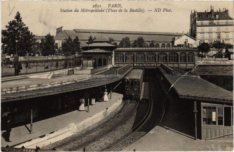 Carte postale ancienne Paris 12e Station du Metropolitain Place de la Bastille Nd Phot à Paris 12e